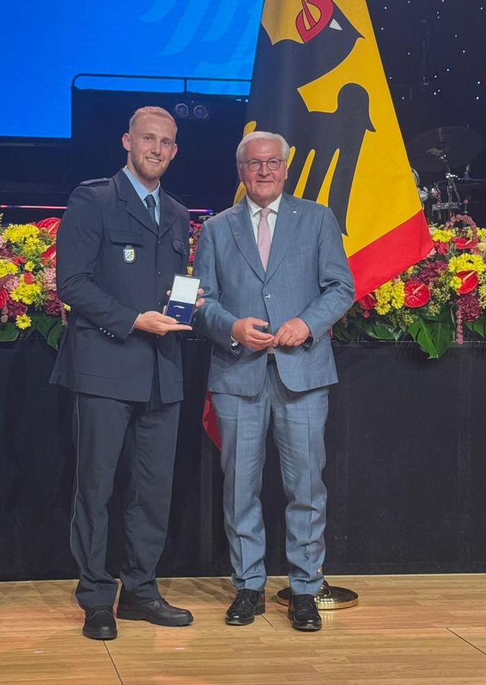 Jörn Wenzel in Uniform bei der Verleihung des Silbernen Lorbeerblatts durch den Bundespräsidenten
